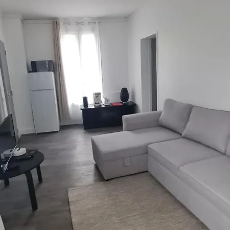 Appartement Pantin Apartment *