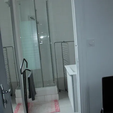Appartement Pantin Apartment *