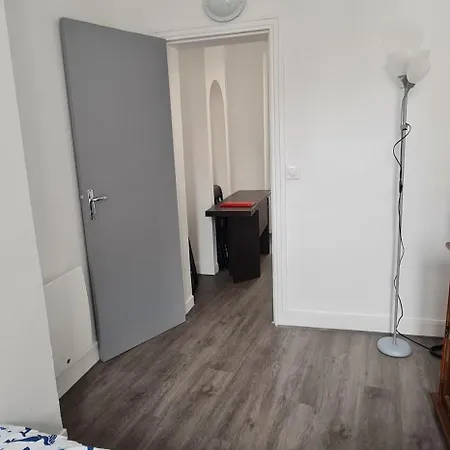 Appartement Pantin Apartment *