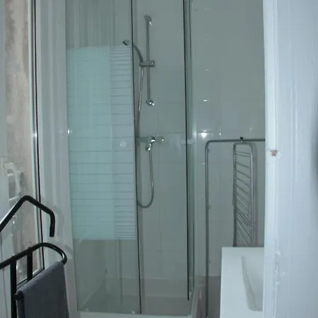 Appartement Pantin Apartment *